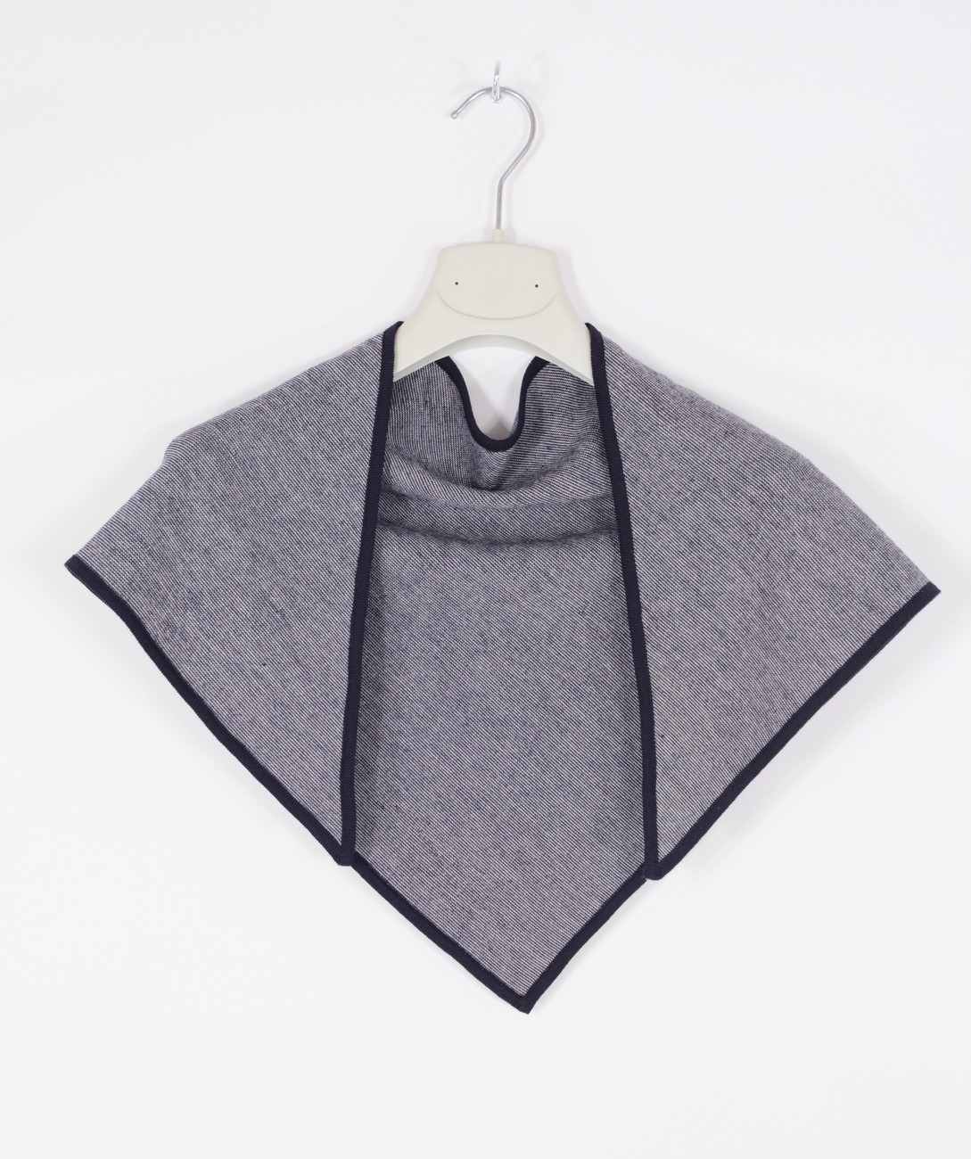 Eșarfa triunghi din lână Eșarfa triunghi din lână