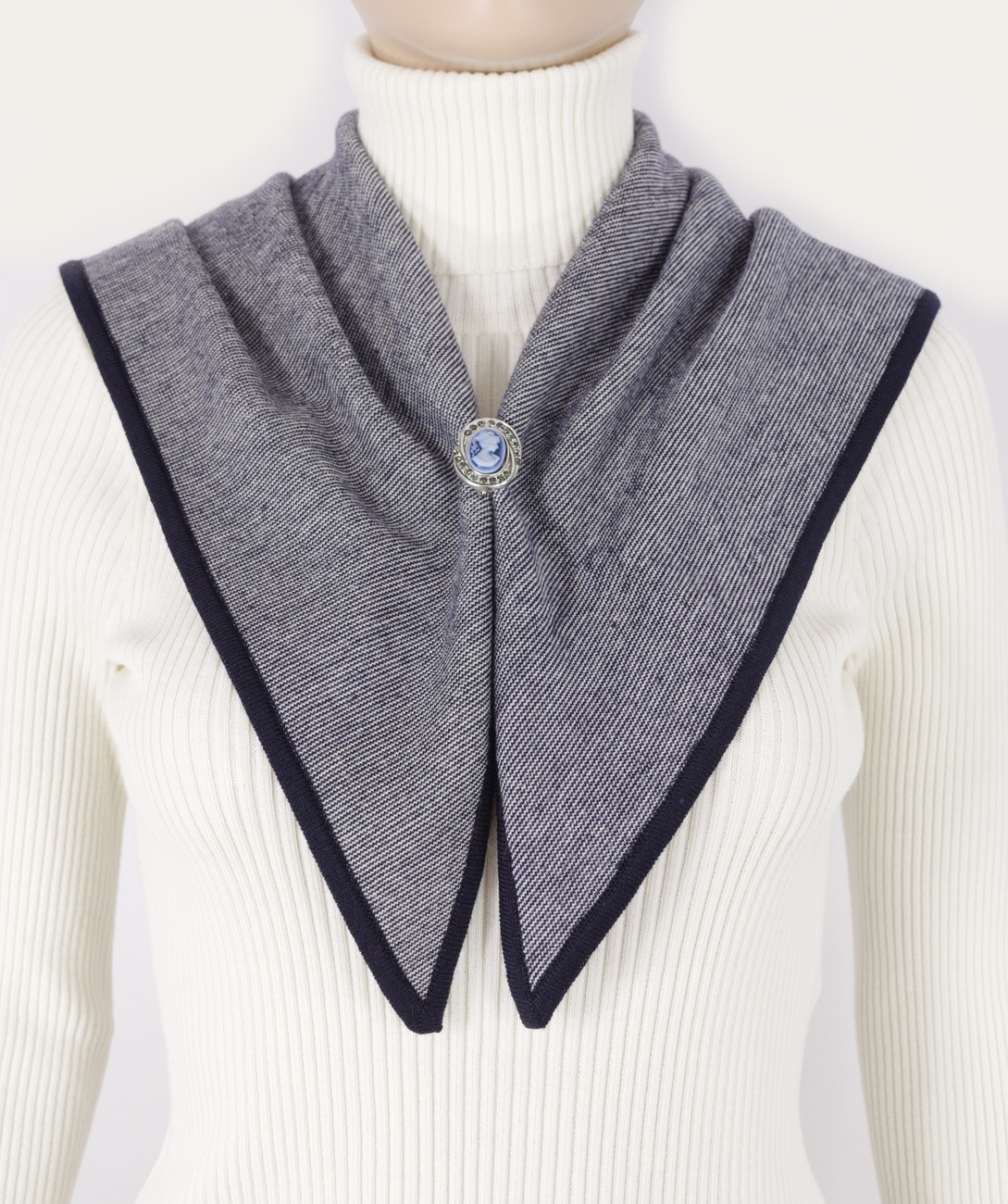 Eșarfa triunghi din lână Eșarfa triunghi din lână