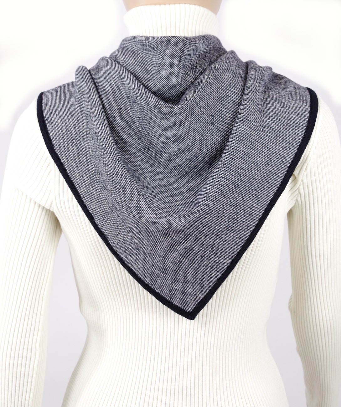 Eșarfa triunghi din lână Eșarfa triunghi din lână