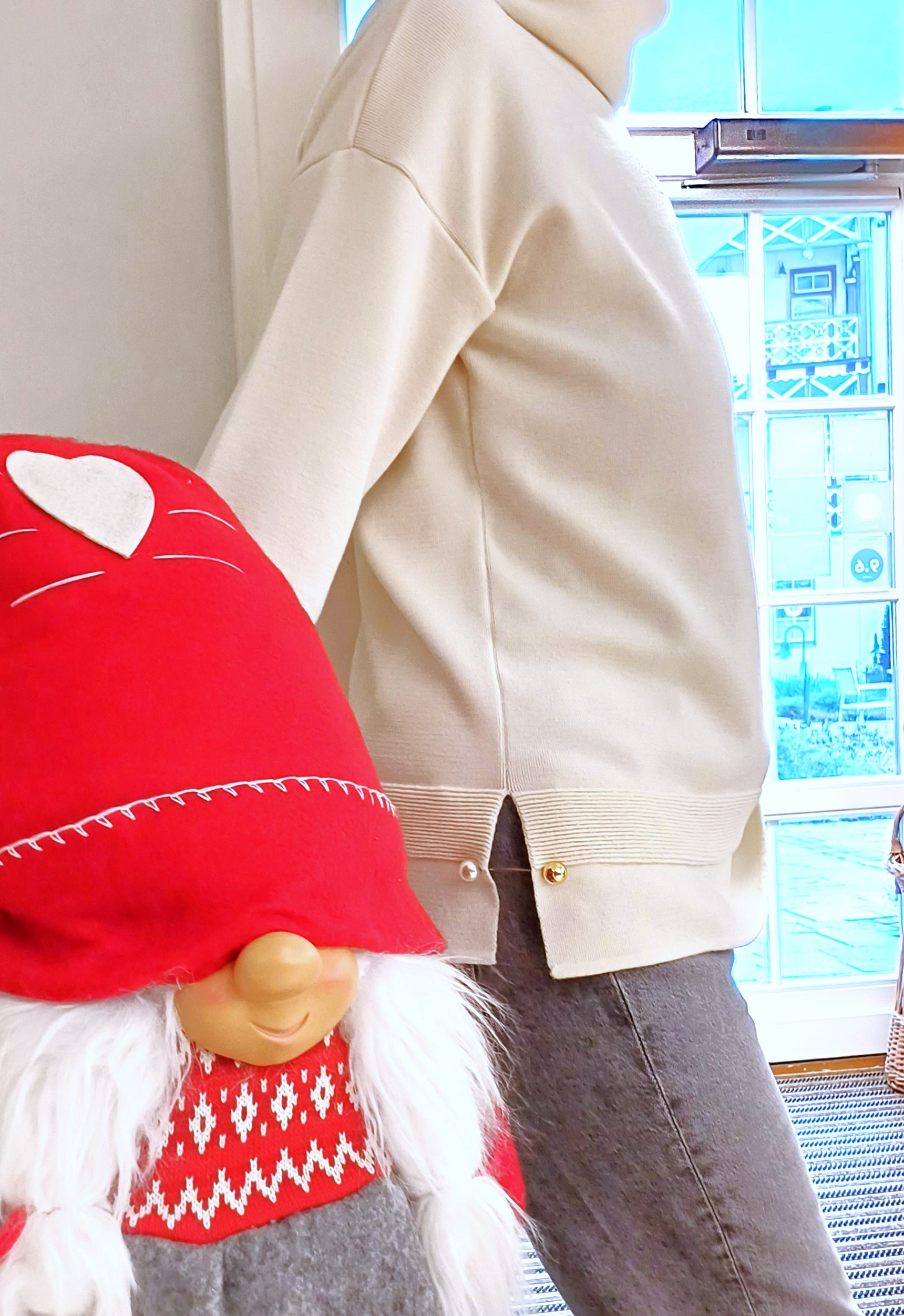 Pulover ecru din lână guler rol Pulover ecru din lână guler rol